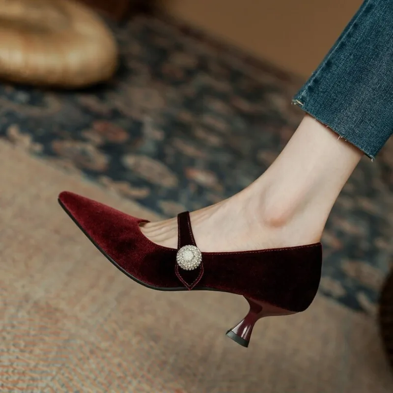 Scarpe Mary Jane a punta rosso - Boots recensione e prezzo