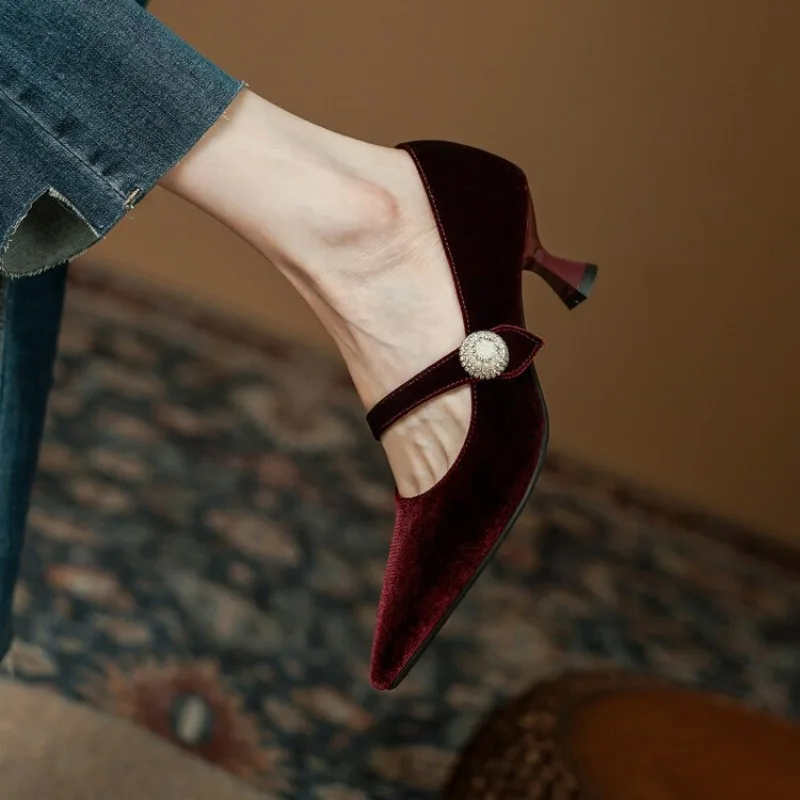 Scarpe Mary Jane a punta rosso - Boots recensione e prezzo