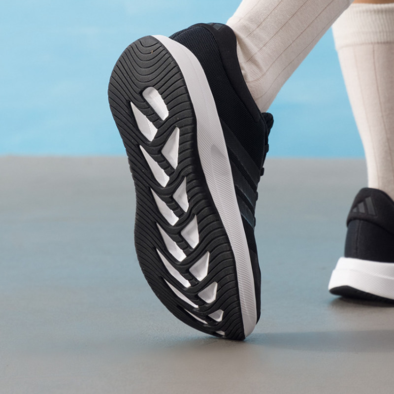Nuove scarpe da corsa Adidas J - Shock Absorbing Gym Trainers recensione e prezzo
